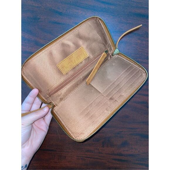 NWT Free People Zipper Wallet with Wrist Strap- Vegan Leather- Distressed Vegan - Picture 3 of 8